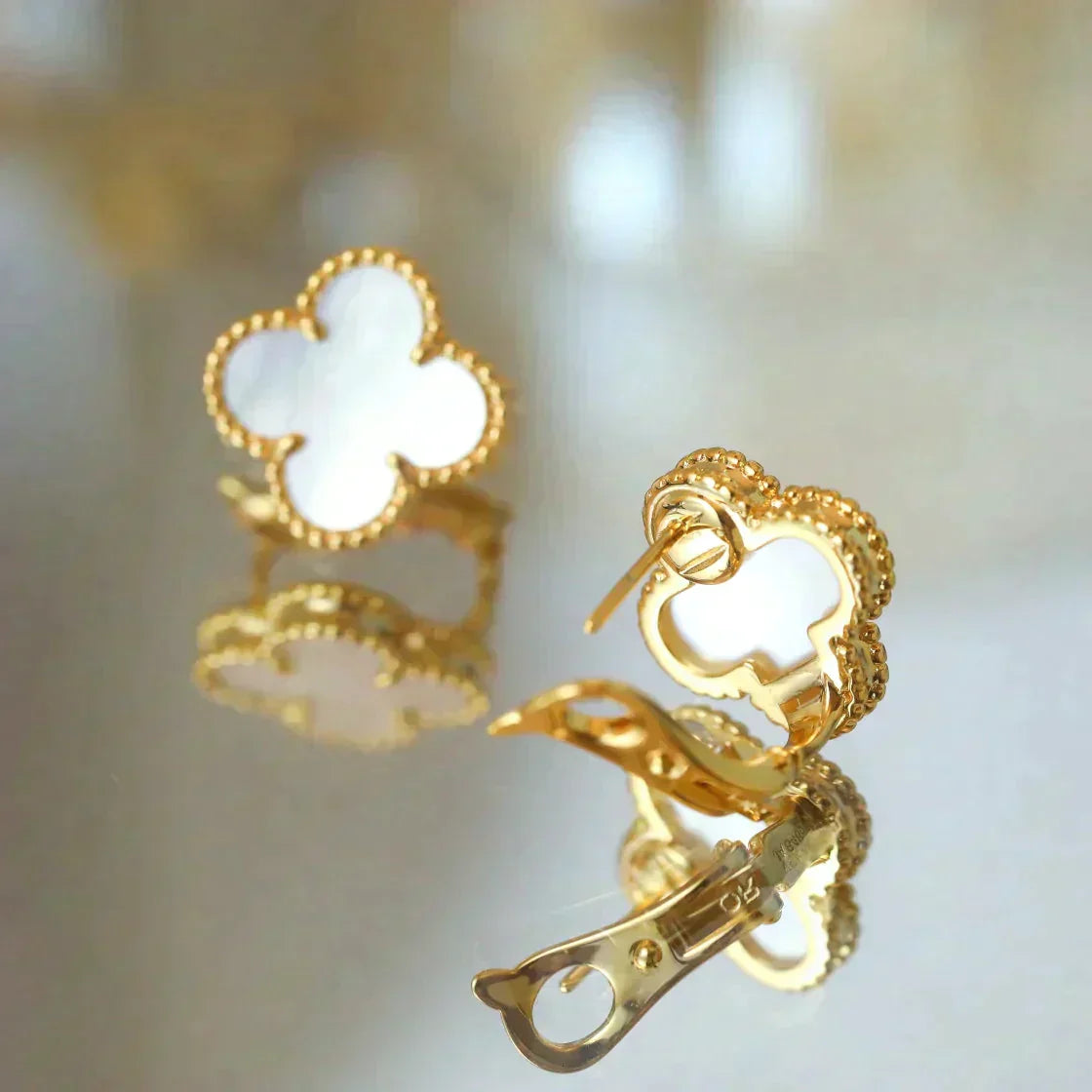 [Dawnora Jewelry]CLOVER MEDIUM 1 MOTIFS  WHITE MOP STUD EARRINGS