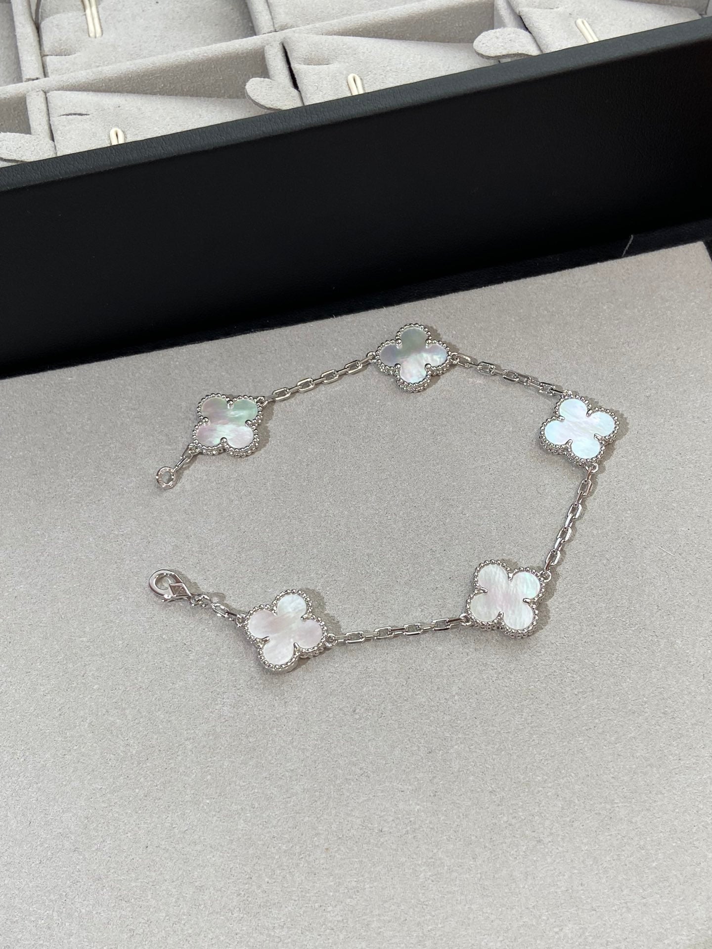 [Dawnora Jewelry]CLOVER WHITE PEARL MOP 5 MOTIF BRACELET COLLECTION