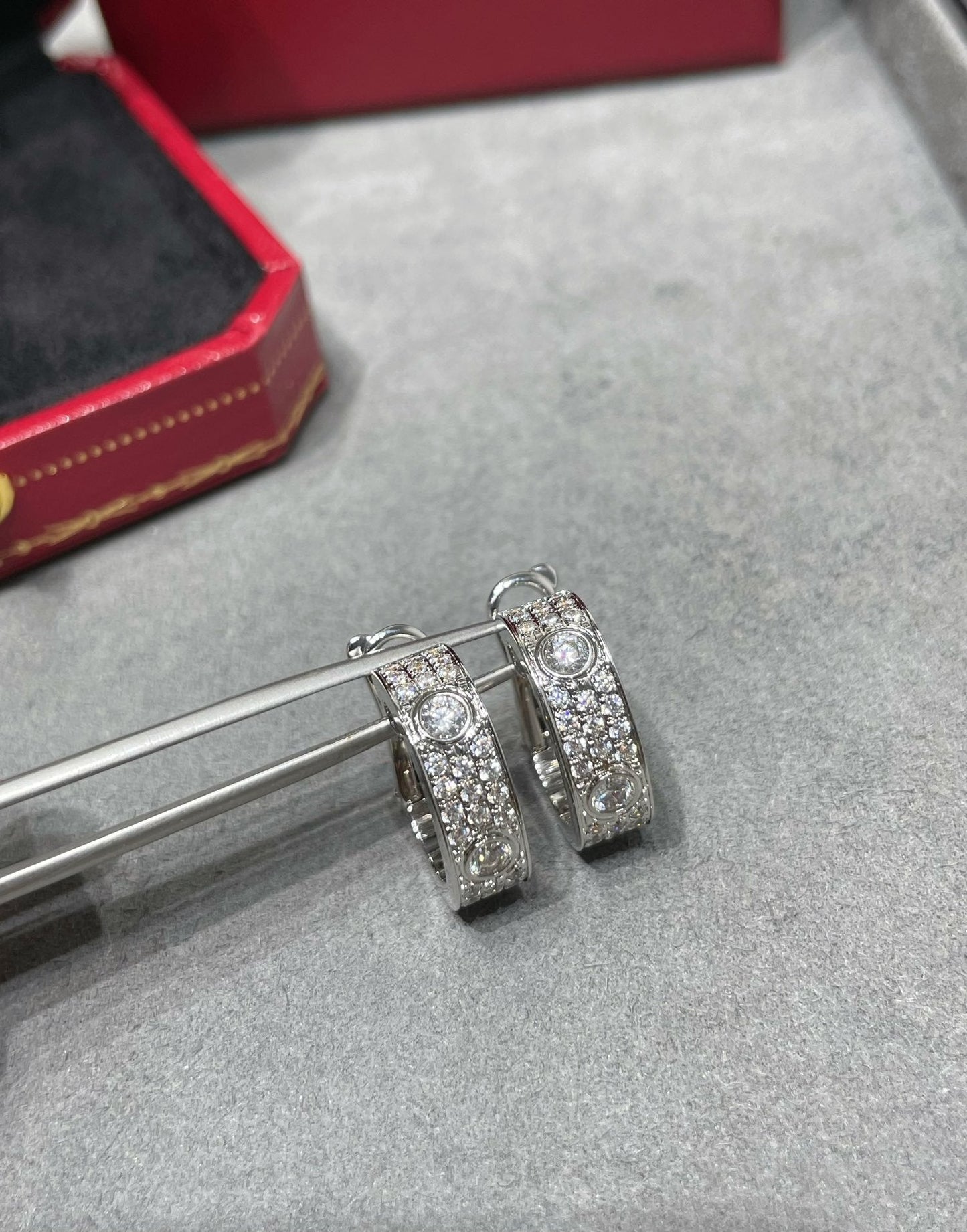 [Dawnora Jewelry]LOVE 5.5MM DIAMOND PAVED EARRINGS
