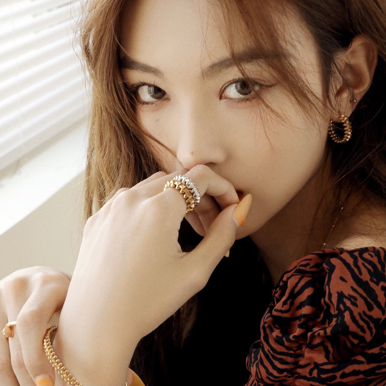 [Dawnora Jewelry]CLASH SMALL HOOP EARRINGS